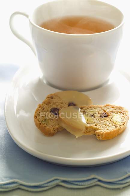 Biscotti com uma xícara de chá — Fotografia de Stock