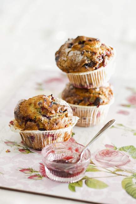 Muffins de mirtilo com engarrafamento — Fotografia de Stock