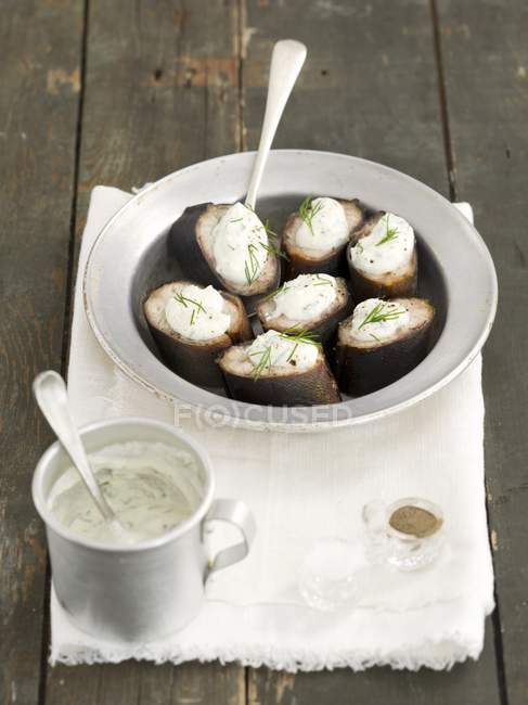 Anguila ahumada con rábano picante - foto de stock