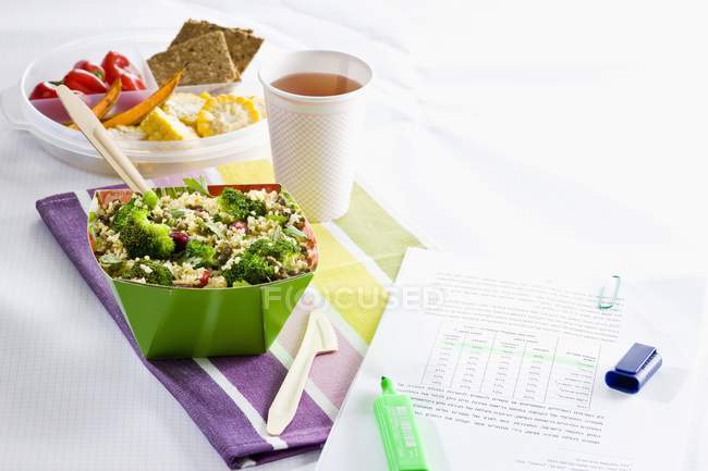 Bulgur salad with lentils and broccoli — Stock Photo