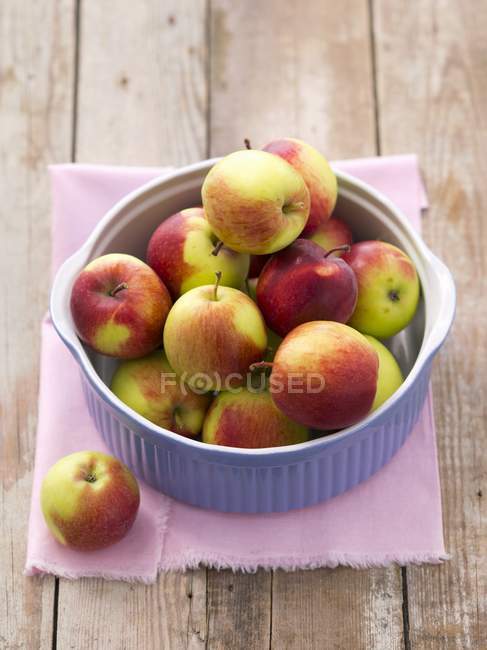 Свіжі яблука в сковороді — стокове фото