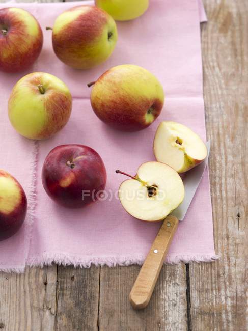 Frische Äpfel auf rosa Serviette — Stockfoto