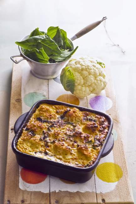 Цветная капуста и пирог со шпинатом — стоковое фото