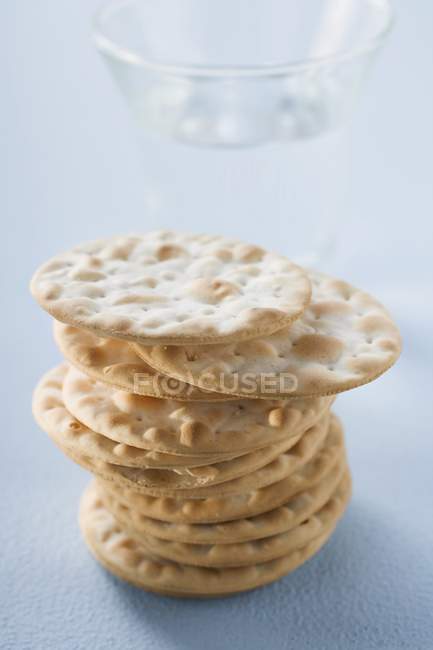 Crackers croustillants empilés — Photo de stock