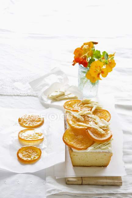 Torta di formaggio arancione su carta — Foto stock