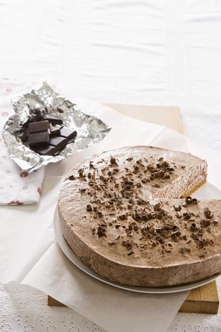 In Scheiben geschnittener Schokoladenmousse-Kuchen — Stockfoto
