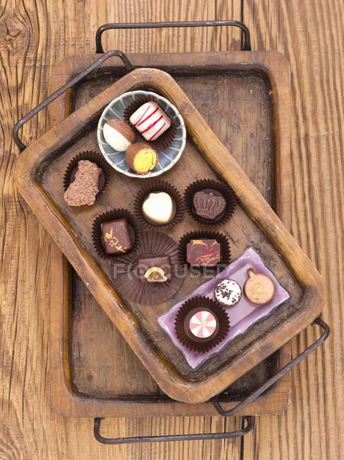 Varios pralinés de chocolate - foto de stock