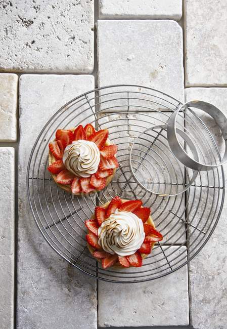 Quark tartlets with strawberries — Stock Photo