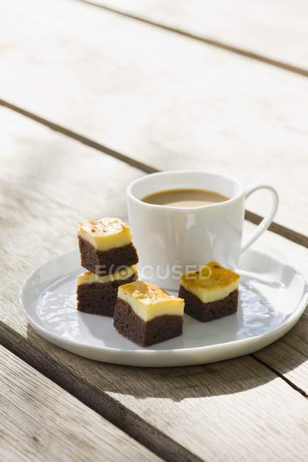Brownies de pastel de queso en el plato - foto de stock