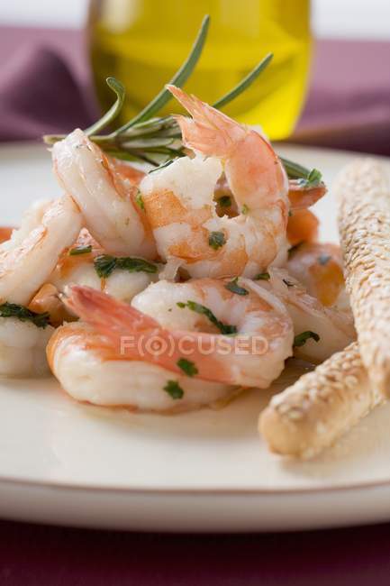 Fried prawns with rosemary — Stock Photo