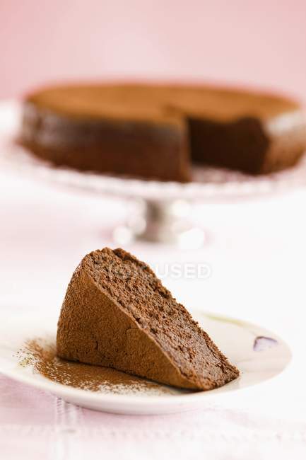 Vue rapprochée de torte au chocolat avec tranche enlevée — Photo de stock