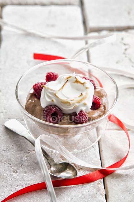 Chocolate mousse with raspberries — Stock Photo