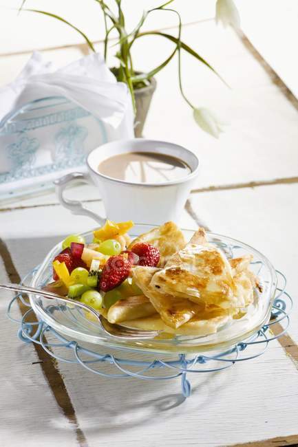 Closeup view of crepes with creme patissiere and fruits — Stock Photo