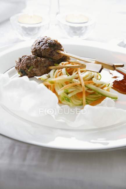 Beef skewers with vegetables — Stock Photo