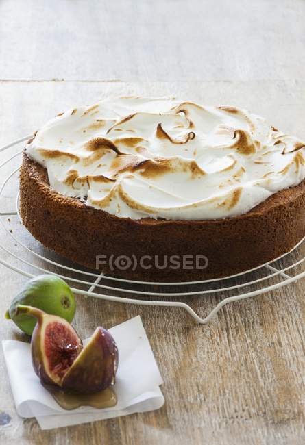 Meringue cake with figs — Stock Photo
