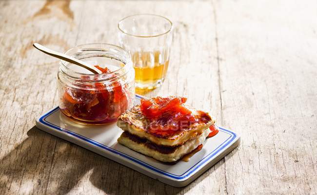 Halloumi with quince jelly — Stock Photo