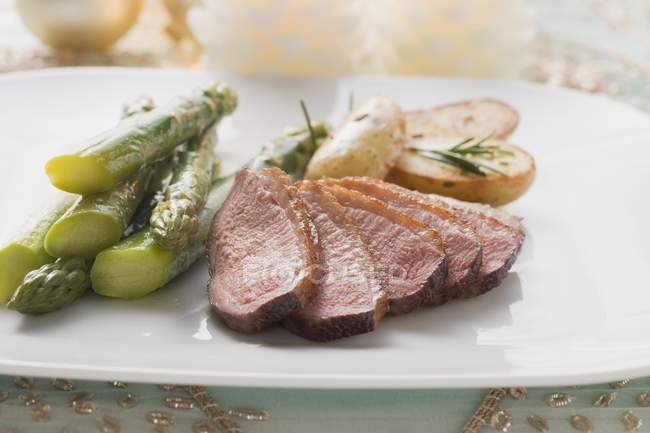 Roasted Duck breast with green asparagus — Stock Photo