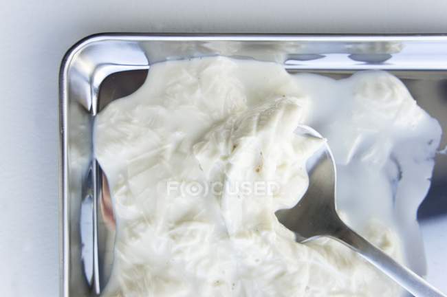 Vista dall'alto del prodotto di soia Yuba con un cucchiaio su vassoio di metallo — Foto stock
