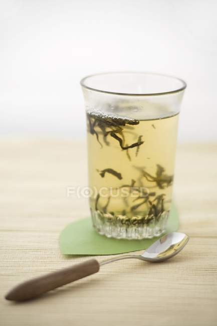 Verre de thé vert — Photo de stock