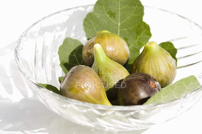 Fresh figs with leaves — Stock Photo