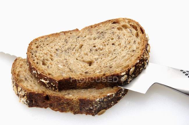 Fette di pane a grani multipli — Foto stock