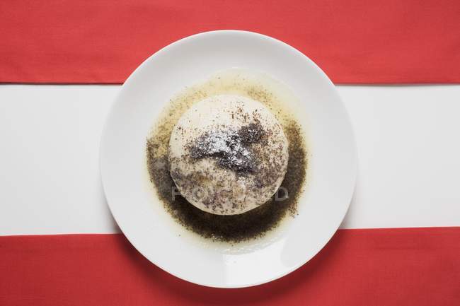 Closeup top view of yeast dumpling with poppy seeds, sugar and butter — Stock Photo