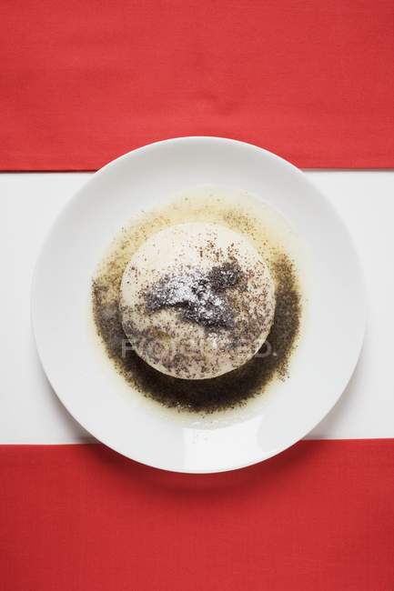 Top view of yeast dumpling with poppy seeds, sugar and butter — Stock Photo