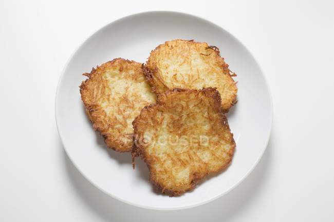 Картофельные ростики на тарелке — стоковое фото