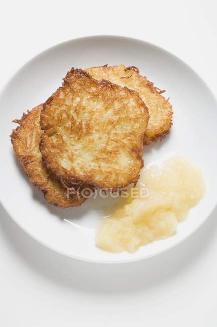 Kartoffelrostis mit Apfelmus — Stockfoto