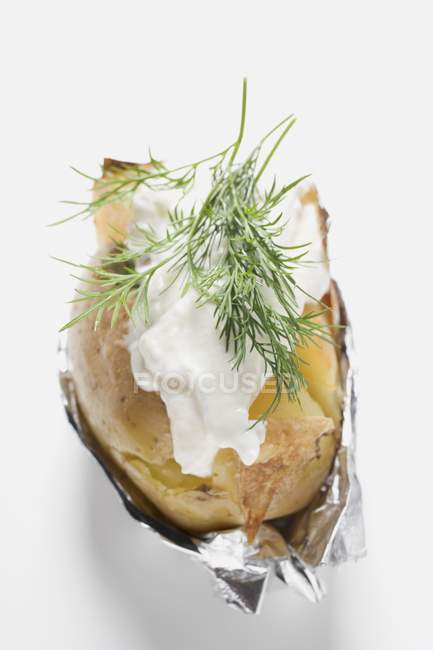 Pomme de terre cuite au four avec crème sure — Photo de stock
