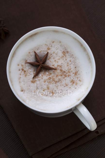 Капучино зі пінистий молоком і зірки анісу — стокове фото