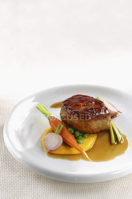 Medalhão de porco com verduras de primavera — Fotografia de Stock