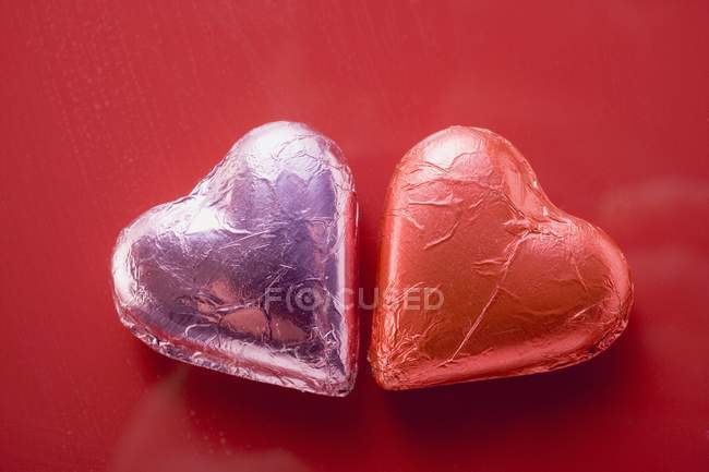 Herzförmige Pralinen in Folie — Stockfoto