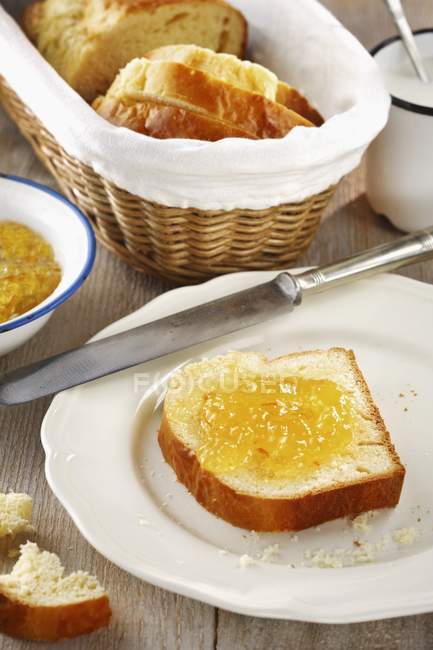 Vista close-up de pão espalhado com marmelada — Fotografia de Stock