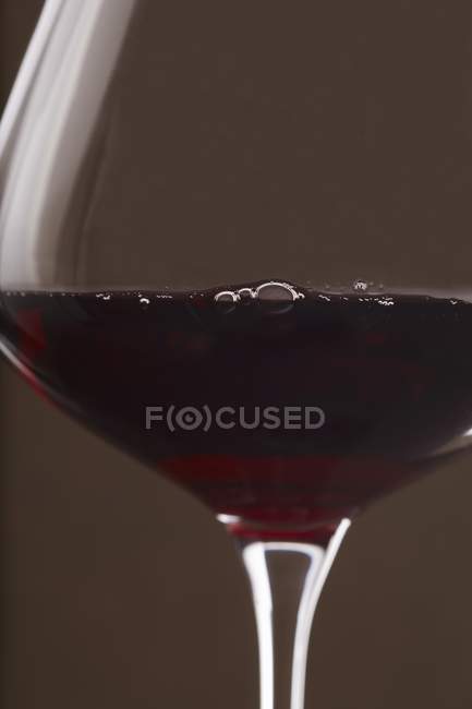 Vinho tinto em vidro — Fotografia de Stock