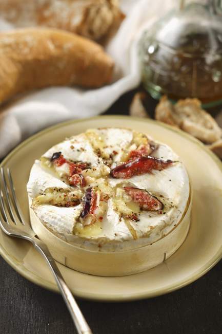 Baked Camembert with figs — Stock Photo