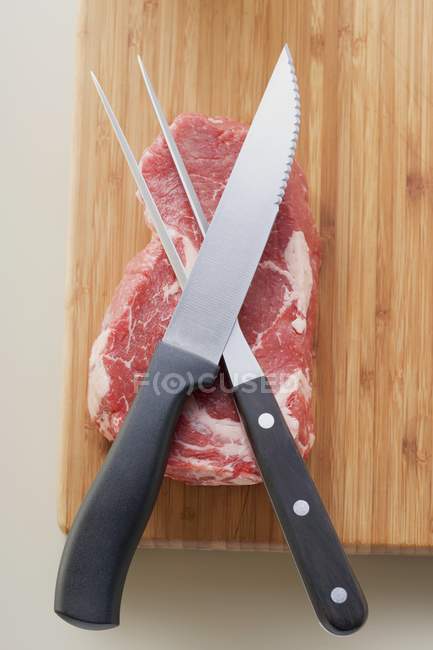 Steak de boeuf à bord — Photo de stock