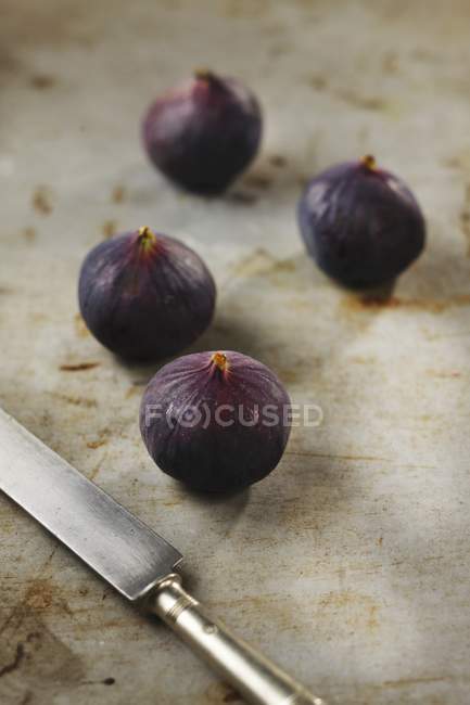 Fresh figs with knife — Stock Photo
