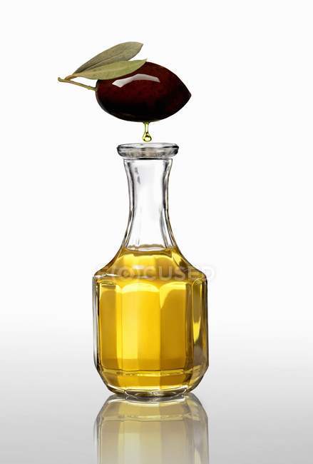 Оливка с каплей масла — стоковое фото