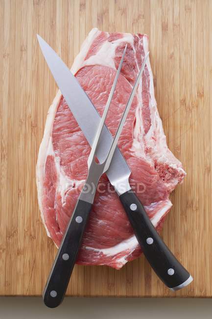 Costoletta di manzo fresca con coltello — Foto stock