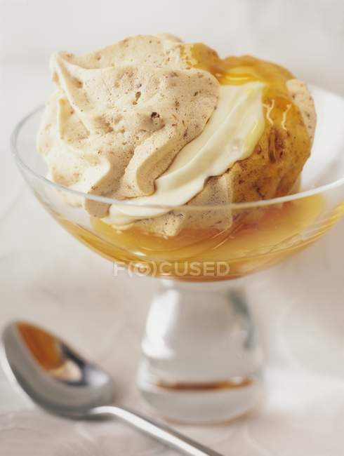 Meringue with cream and apricot sauce — Stock Photo