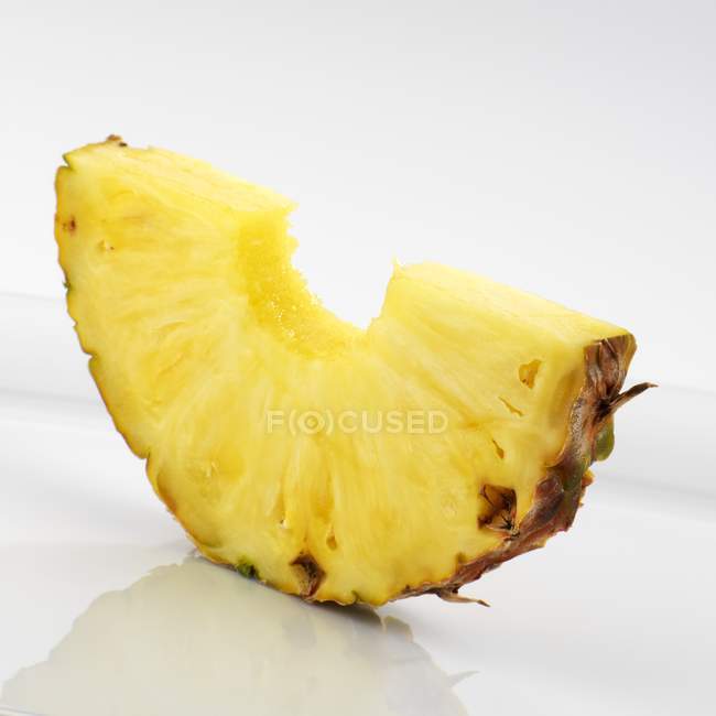 Slice of ripe pineapple — Stock Photo