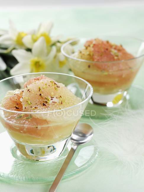 Десерт з грейпфруту з горіхами — стокове фото