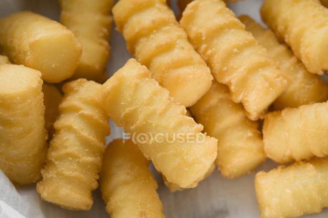 Croquetas de patata fritas sobre fondo blanco - foto de stock
