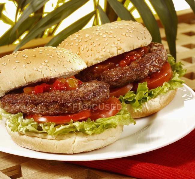 Hamburgers with tomatoes and lettuce — Stock Photo