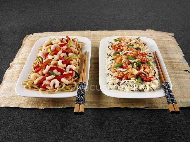 Noodles with prawns and peppers — Stock Photo