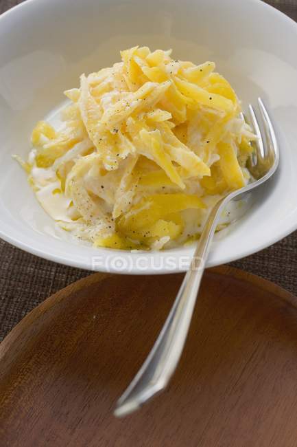 Zanahorias amarillas con yogur - foto de stock