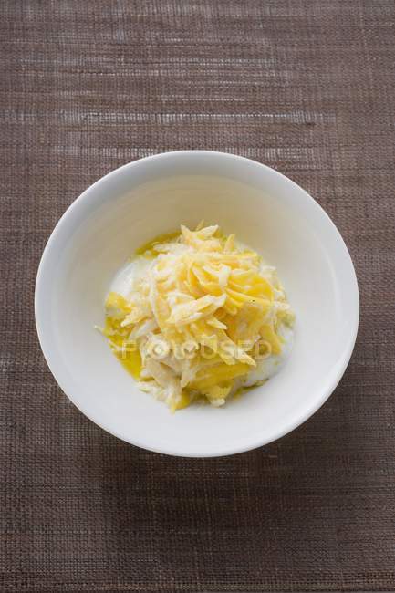 Cenouras amarelas com iogurte — Fotografia de Stock