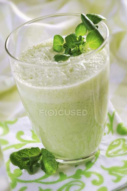 Une boisson verte au yaourt en verre — Photo de stock