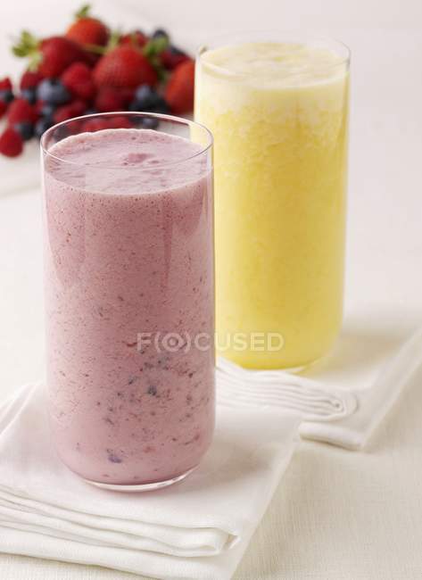 Smoothie on towels over table — Stock Photo